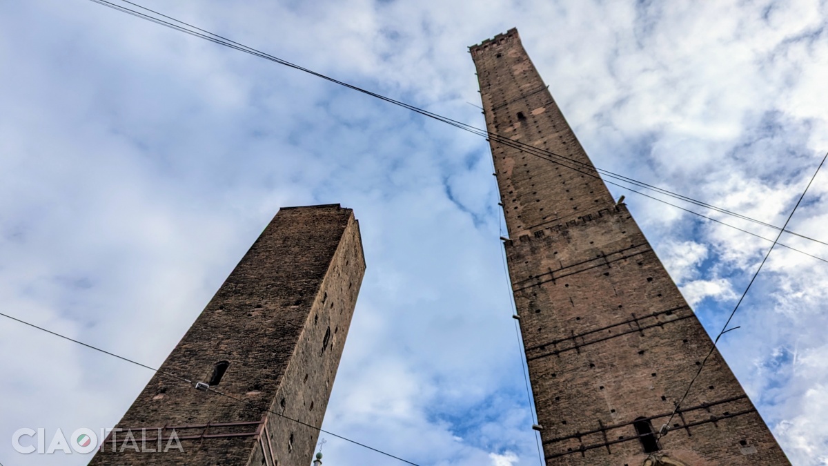 The leaning towers Garisenda and Asinelli.