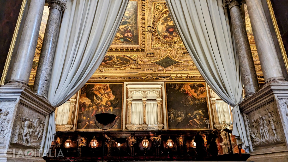 From the staircase you can already catch a glimpse of the beautiful salon on the upper floor.