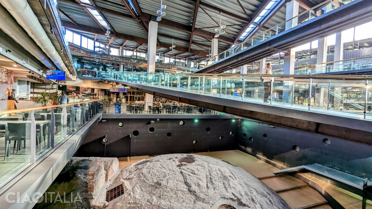 Mercato Centrale is a 4,500-square-meter structure with 3 levels and 28 shops.