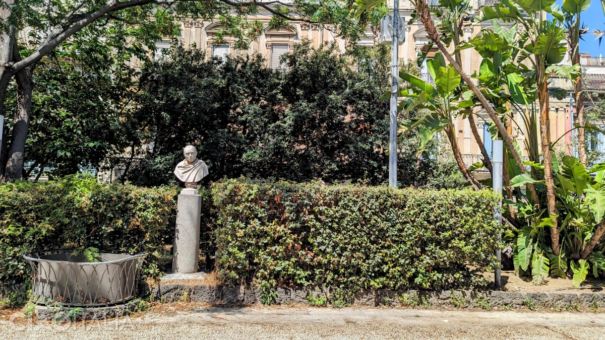 Viale degli Uomini Illustri (Avenue of the Illustrious Men)