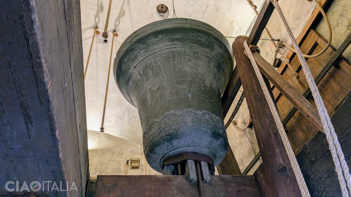 To ring the largest bell, several people are needed. In Bologna, there is a bell-ringers' association that operates on a volunteer basis.
