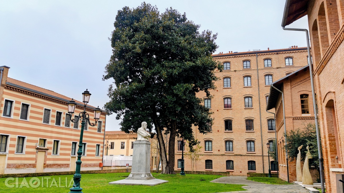 In the hotel courtyard there is a bust of the industrialist Giovanni Stucky.