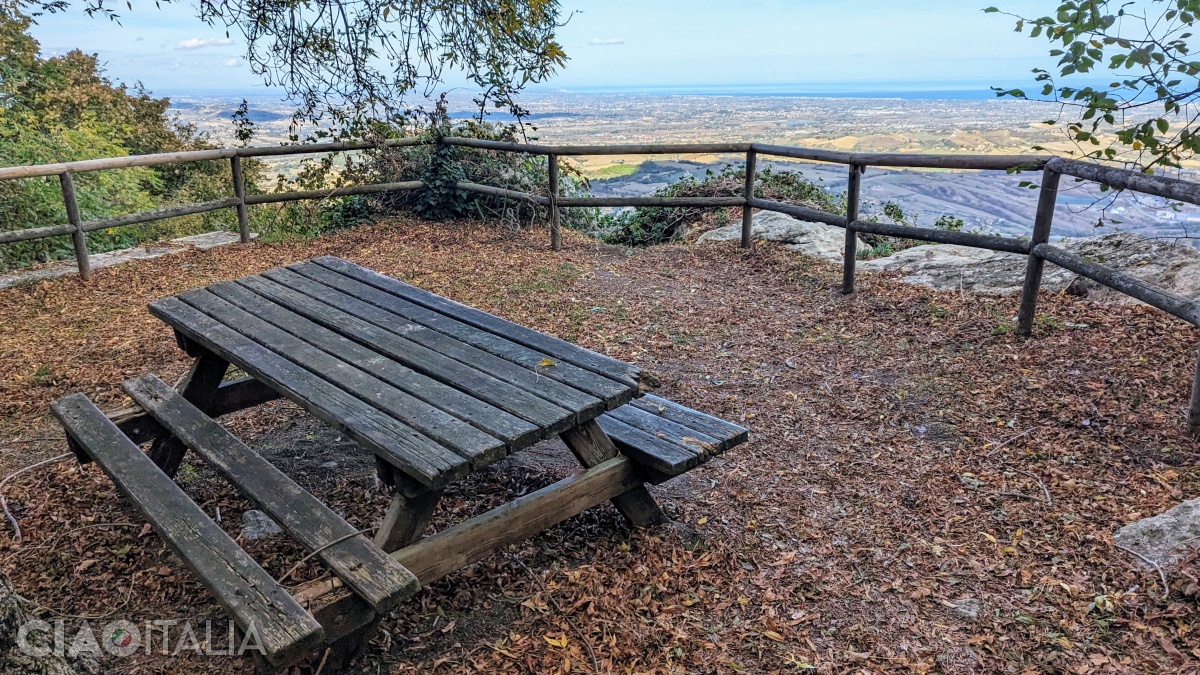 Along the way, you will find resting spots and viewpoints.