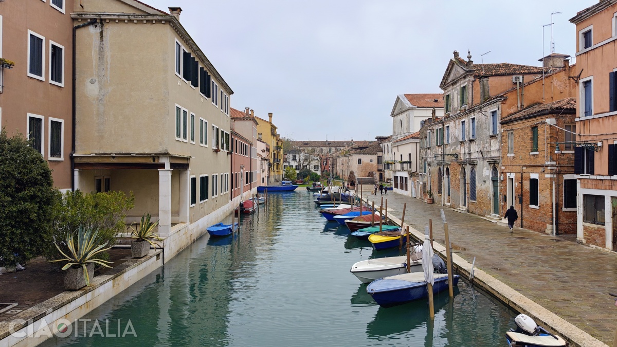 To the right, beyond the houses lining Fondamenta de le Convertite, is one of the few women's prisons in Italy.