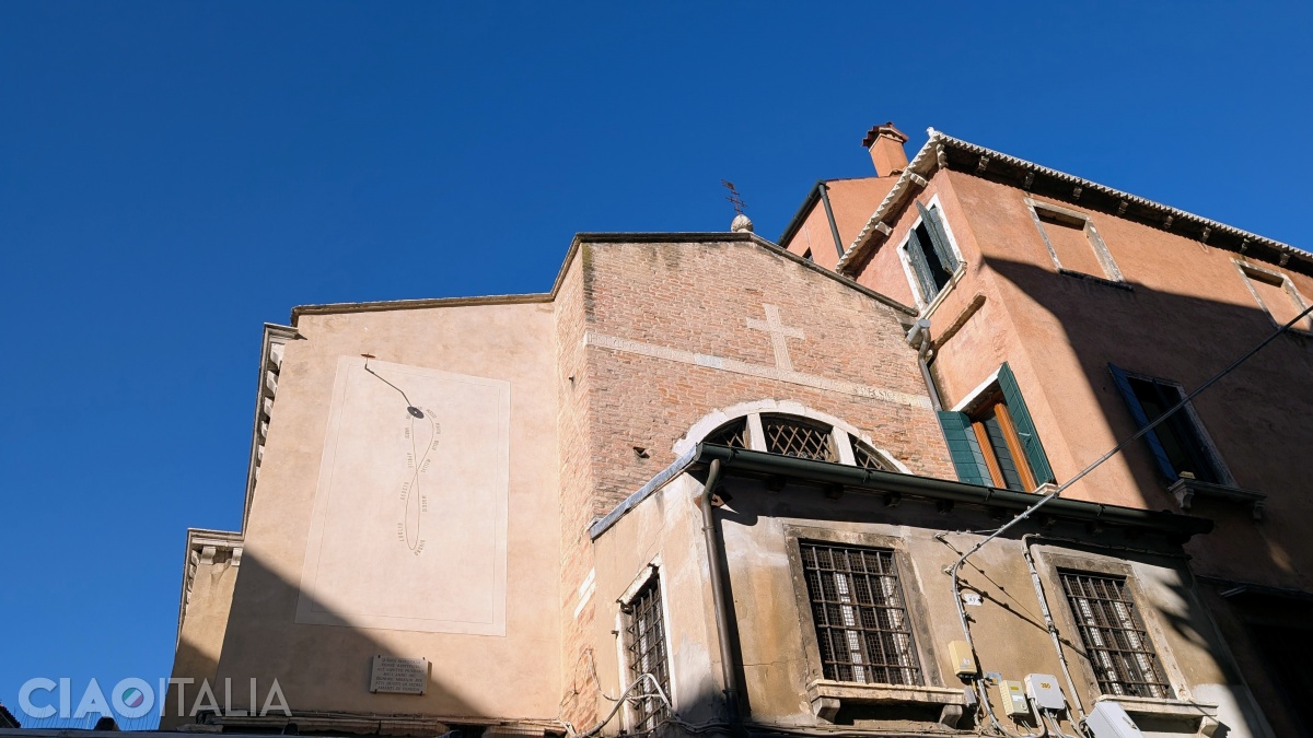 Beneath the cross on the apse of the Church of San Giacomo di Rialto, a Latin inscription urges merchants to be honest.