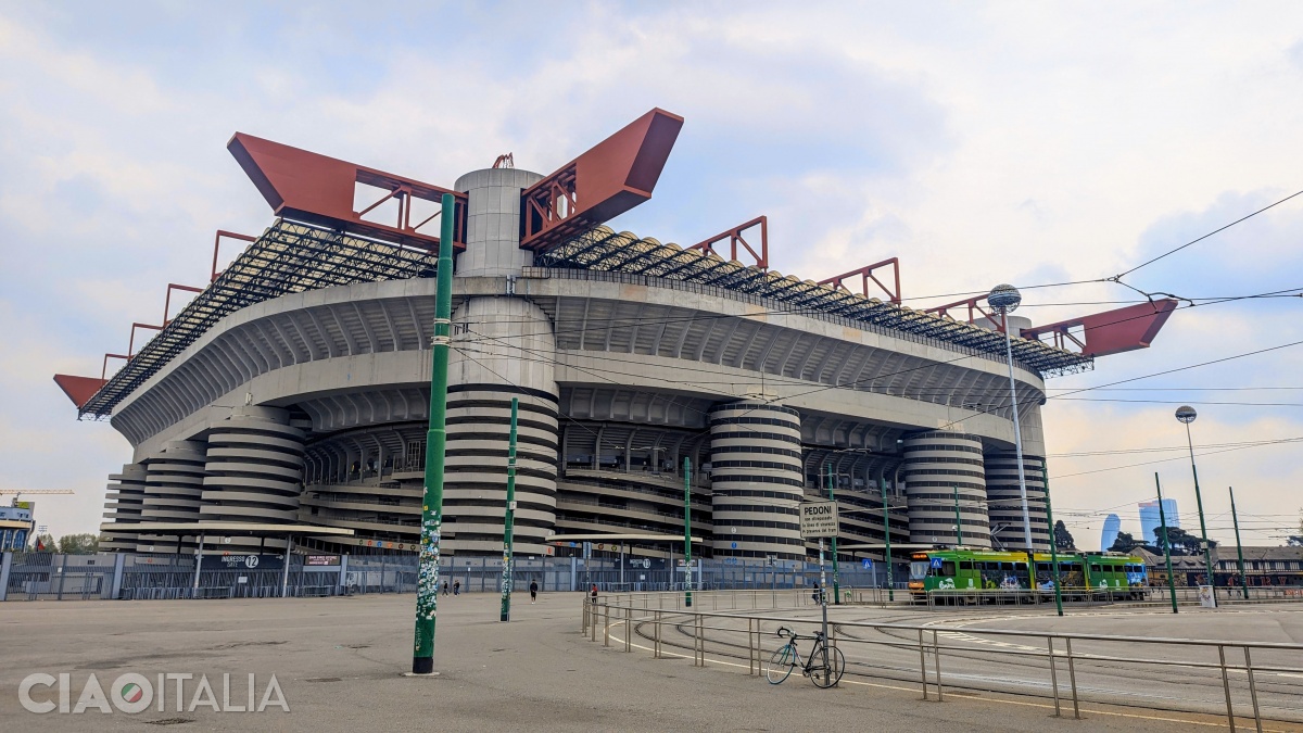 Tram number 16 has its terminus right in front of San Siro Stadium.