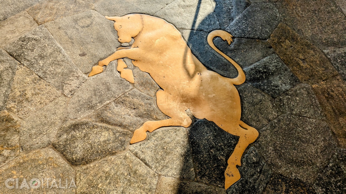 The bull in front of the Torino Café, in Piazza San Carlo