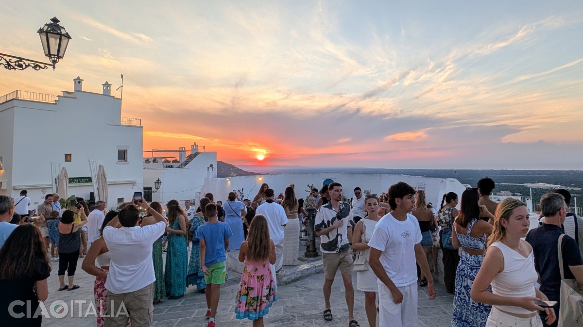 The same small square where the "Blue Door" is located offers spectacular views at sunset.