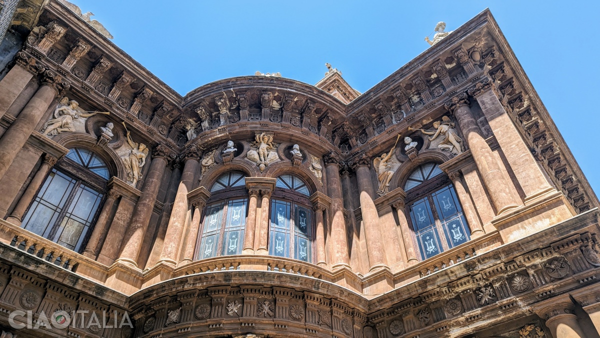 On the fa&ccedil;ade are also the busts of several great Italian composers.