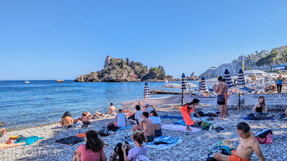 Free sections of the beach alternate with organized ones.