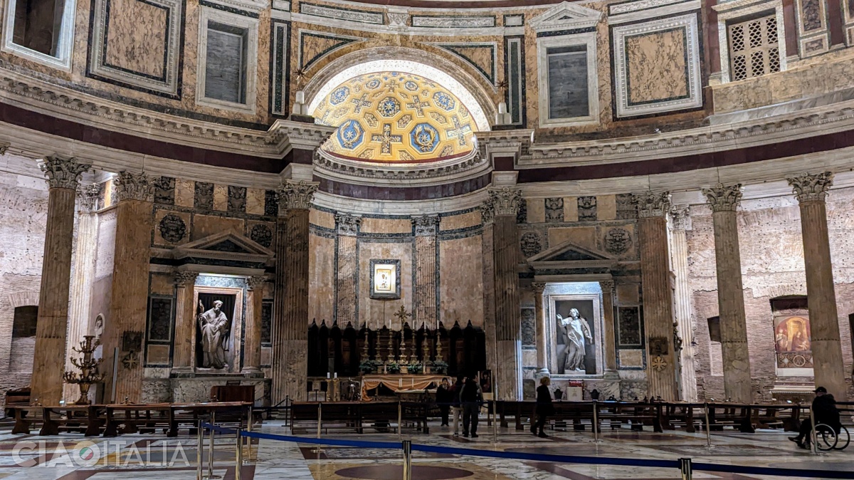 The main altar is flanked by the statues of Saints Rasio and Athanasius.