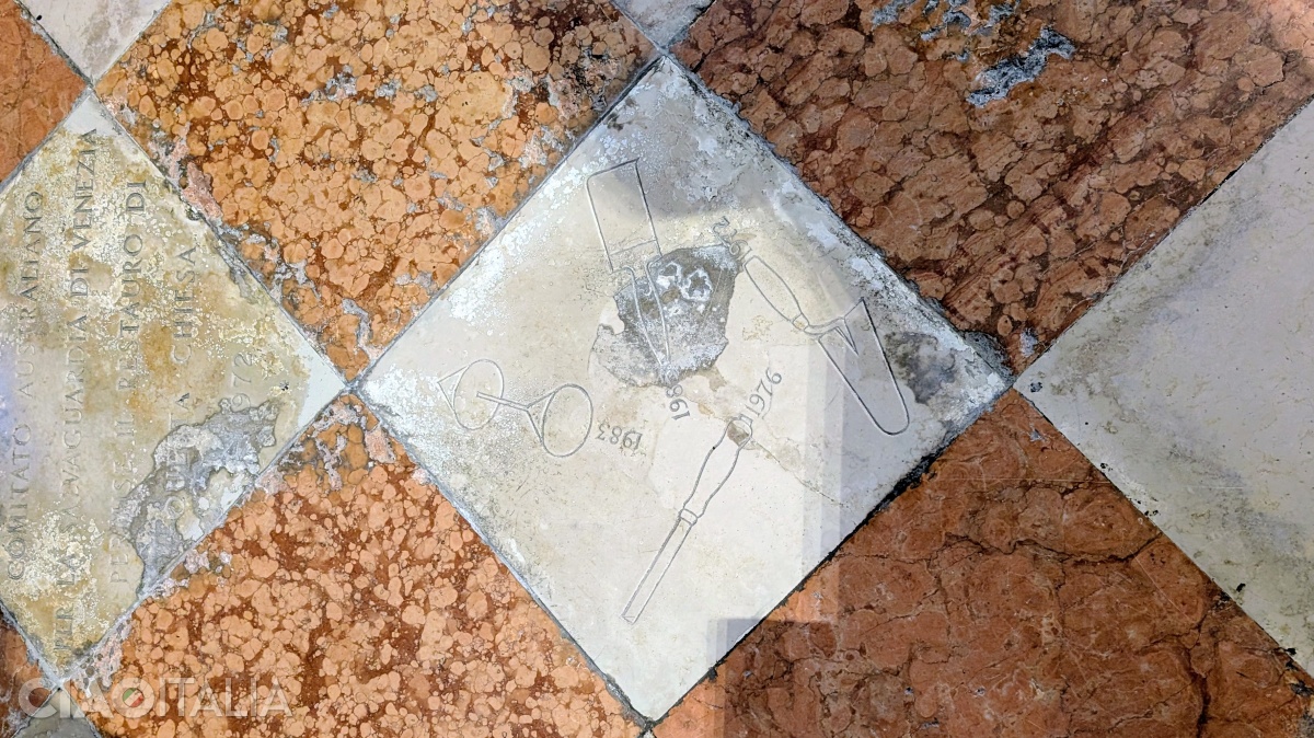 The tools used by the workers at the Arsenal are drawn on the floor of the Church of San Martino.