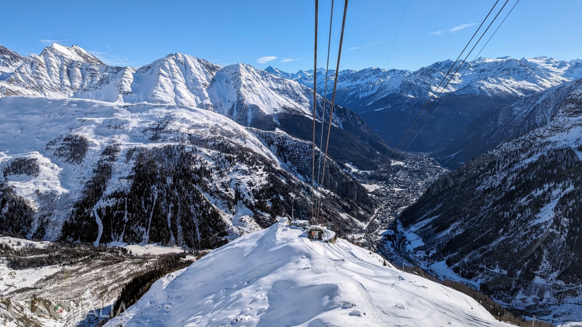 The journey continues towards Punta Helbronner. In the valley below, the intermediate cable car station can be seen.