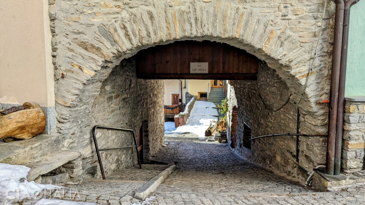 From the church, a picturesque passage (Via San Nicola) leads you out to the main street.