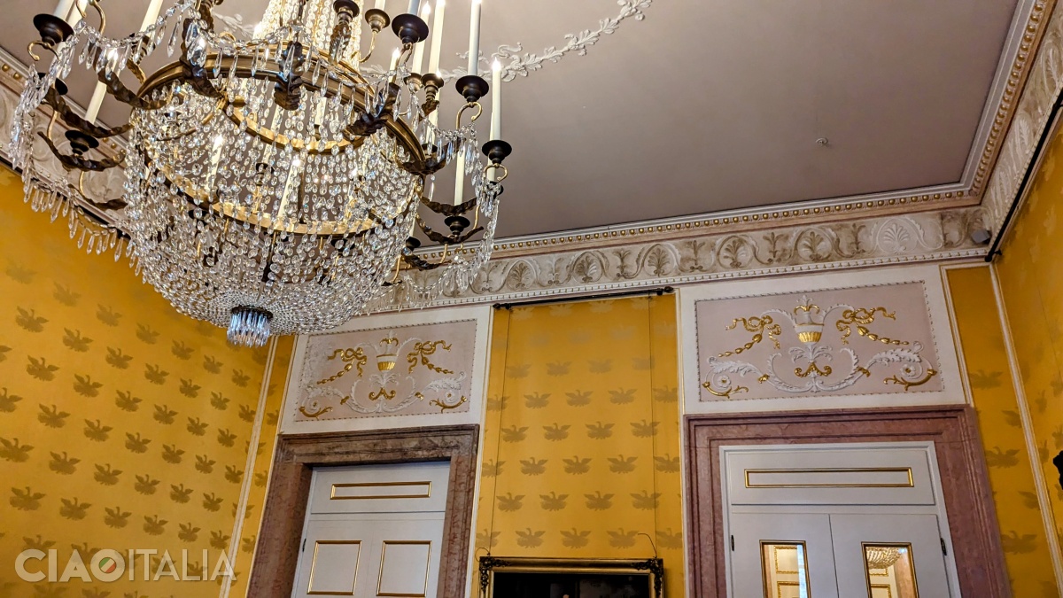 The difference between the original elements and the restored ones is evident if you look at the decorations beneath the ceiling.