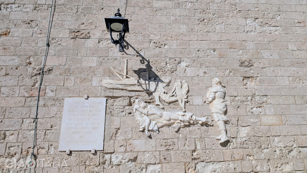 The bas-relief commemorates the tragedy that occurred aboard the Greek ship Heleanna in 1971.