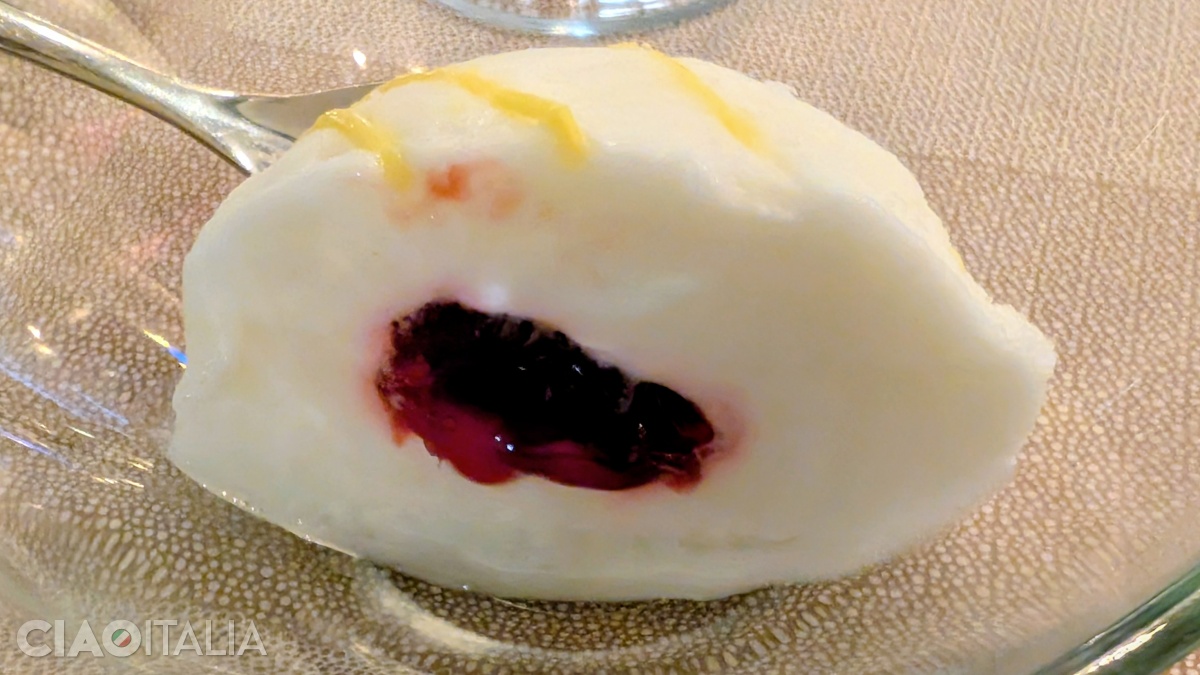 Nowadays, you can also find other versions, with different ice creams and fillings.