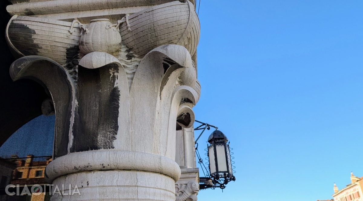 Capital with boats and baskets in which fresh fish was kept in water