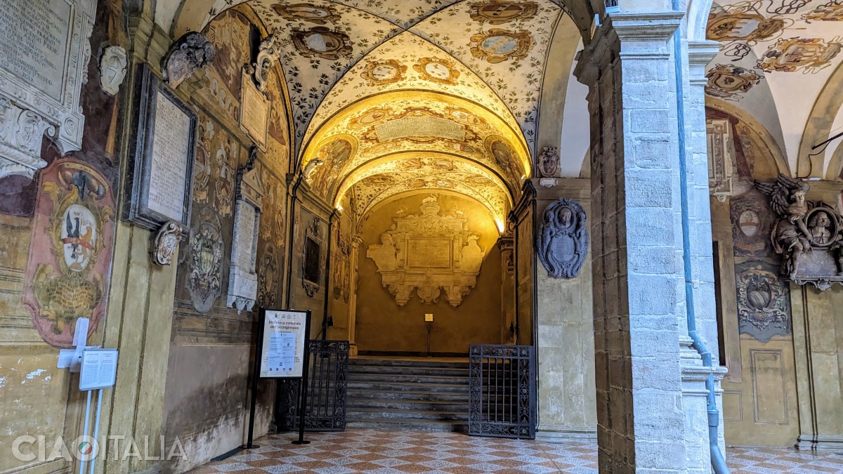 The portico with 30 arches is decorated with students' coats of arms.