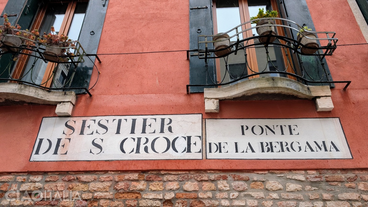 On the two "nizioleti", the names of the district and the bridge are indicated.