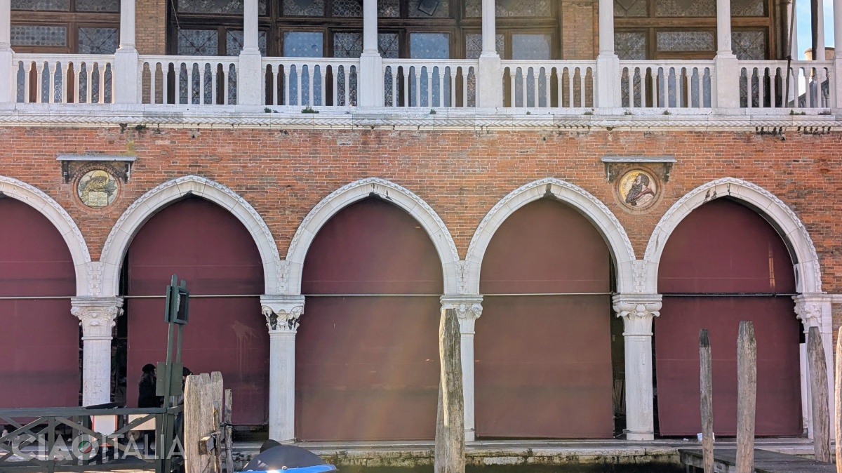 The water-facing façade is decorated with two medallions featuring bas-reliefs.