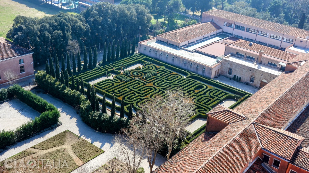The more than 3,200 shrubs in the labyrinth form the name Borges.