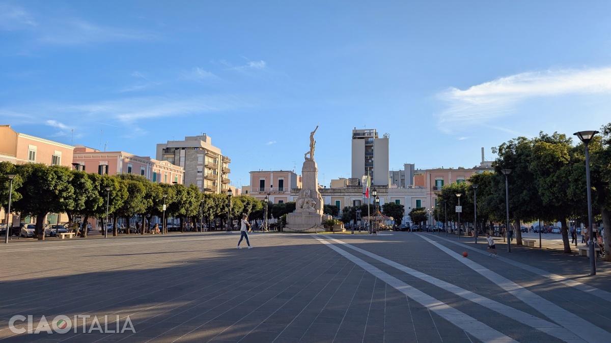 A monument of the First World War heroes stands in Piazza Vittorio Emanuele II.