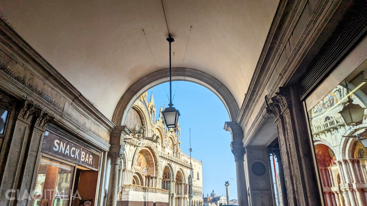 Under the archway of the Clock Tower there is a passage that connects St. Mark&rsquo;s Square with Mercerie Street.