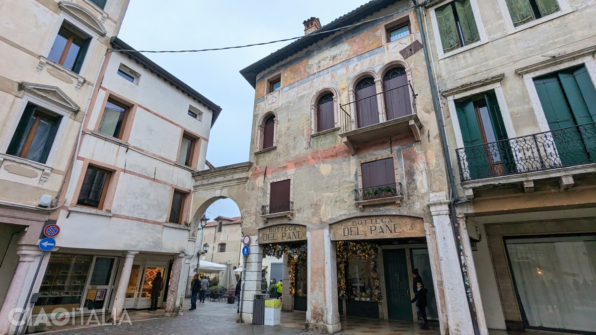 At one end, near the Arco di Piazza Libertà, there is a historic bakery.
