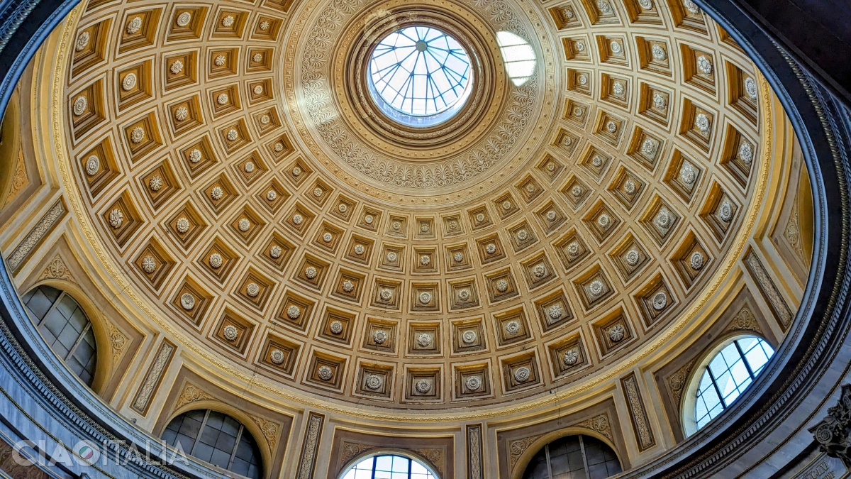 The dome of the hall resembles that of the Roman Pantheon.