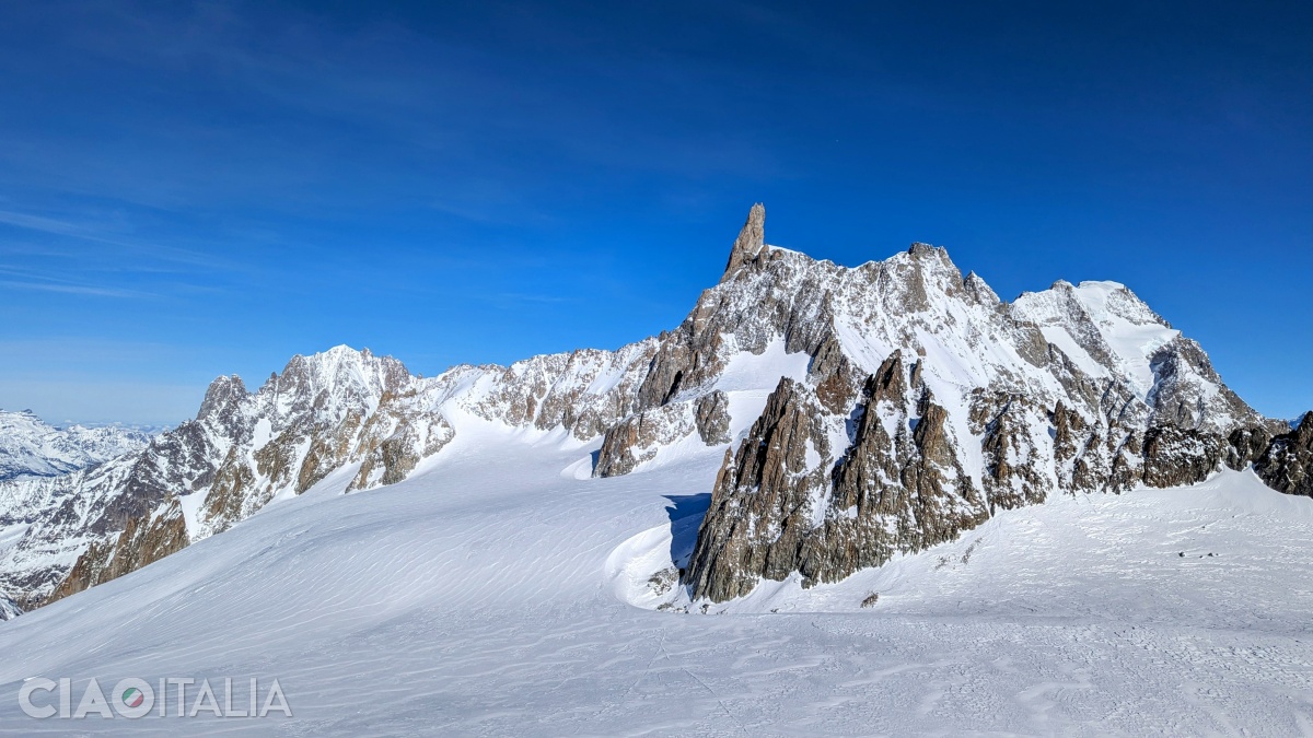The sharp peak is Dente del Gigante (4,013 m).