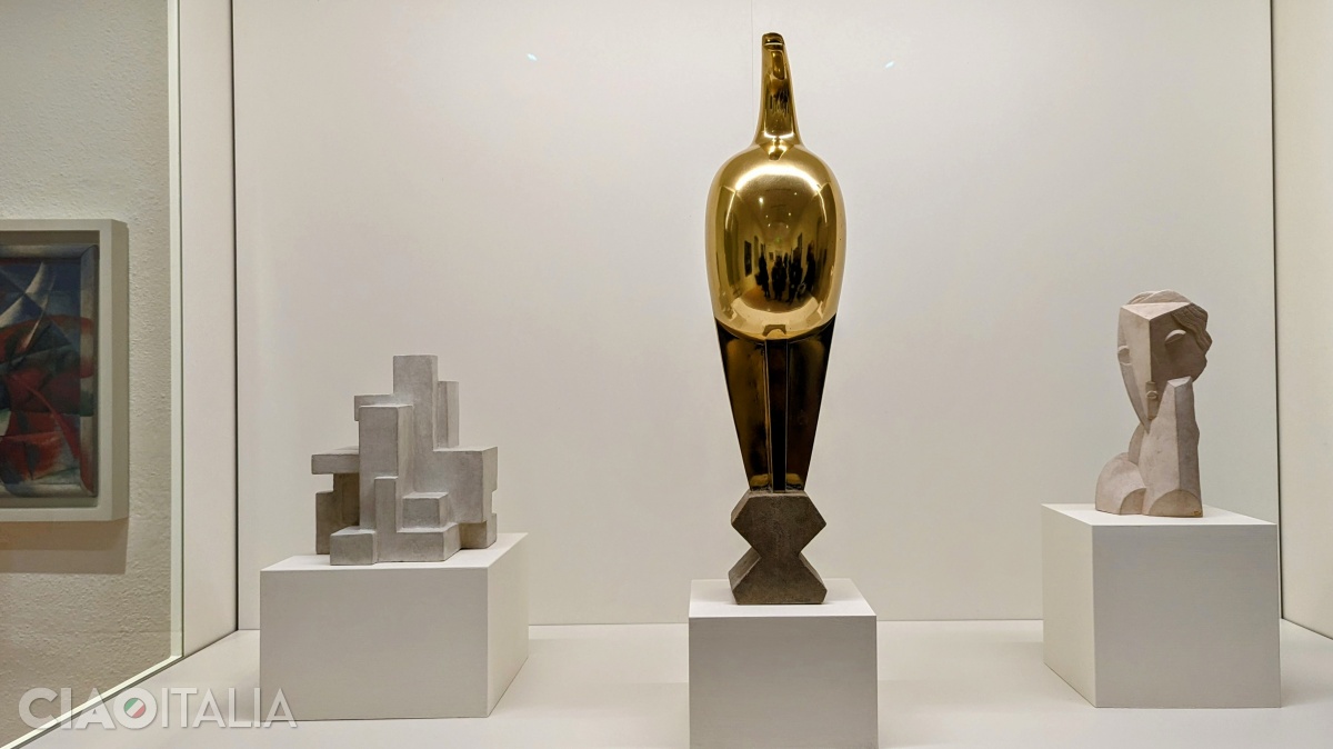 The sculpture "Măiastra" is placed between the works of Georges Vantongerloo and Henri Laurens.