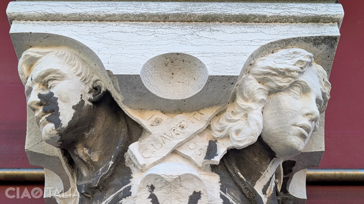 The column in the center of the façade facing the Grand Canal features four carved heads.