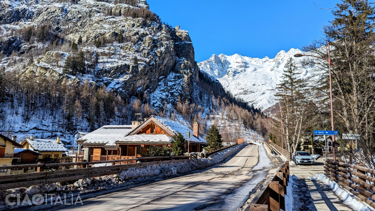 After crossing the river, turn right, toward the hamlet of La Saxe.