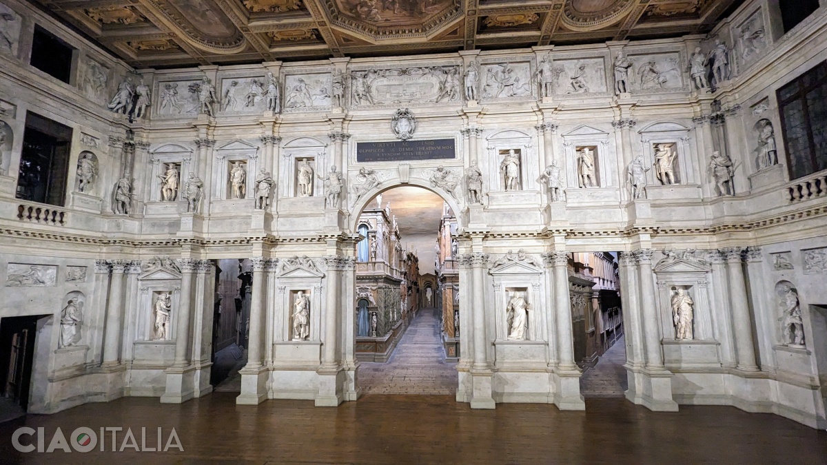 The proscenium is inspired by Roman triumphal arches.