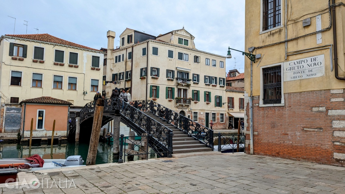 One of the three access bridges to the New Ghetto