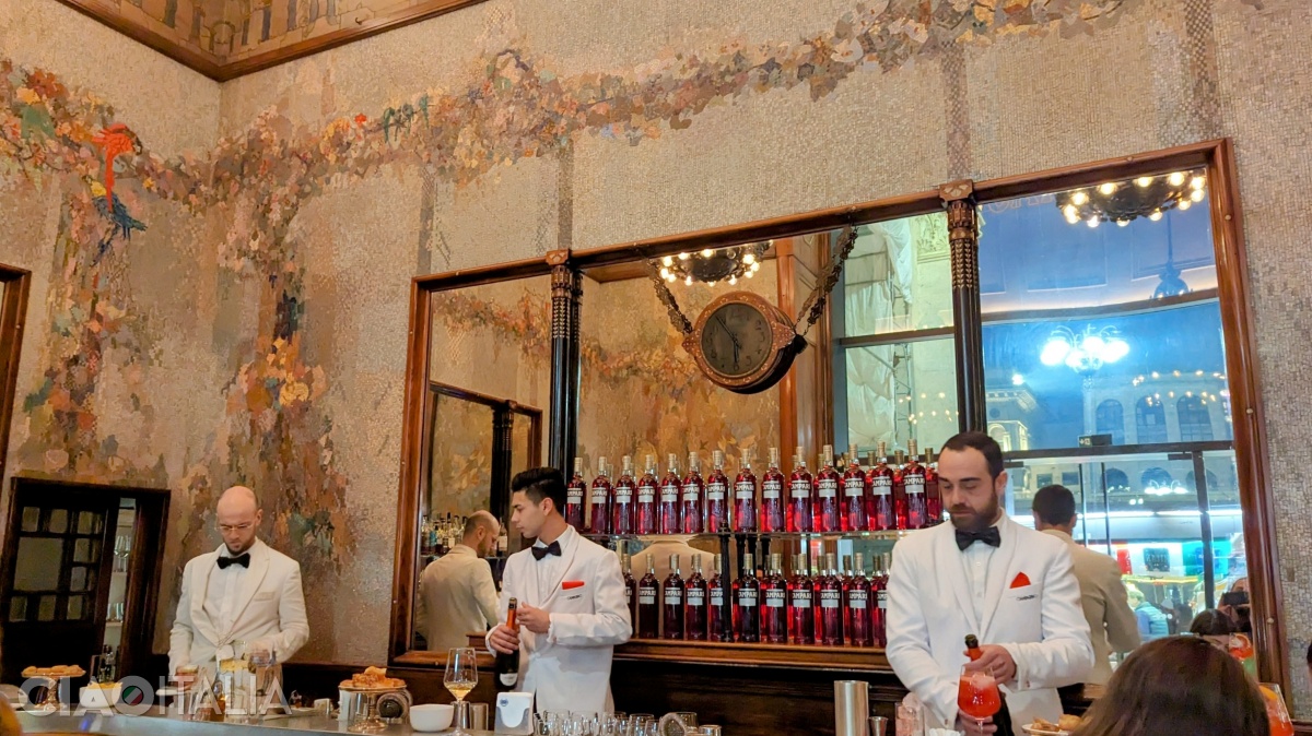 The original decorations in Liberty style are preserved in the ground floor room.