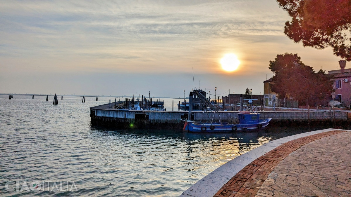It is beautiful to visit Burano in the morning or in the evening, at sunset.