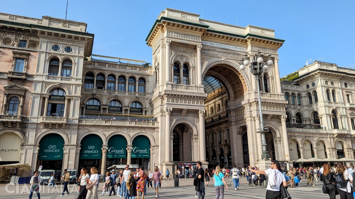 Above the monumental entrance of the gallery lies an inscription dedicated by the people of Milan to their king, Vittorio Emanuele II.