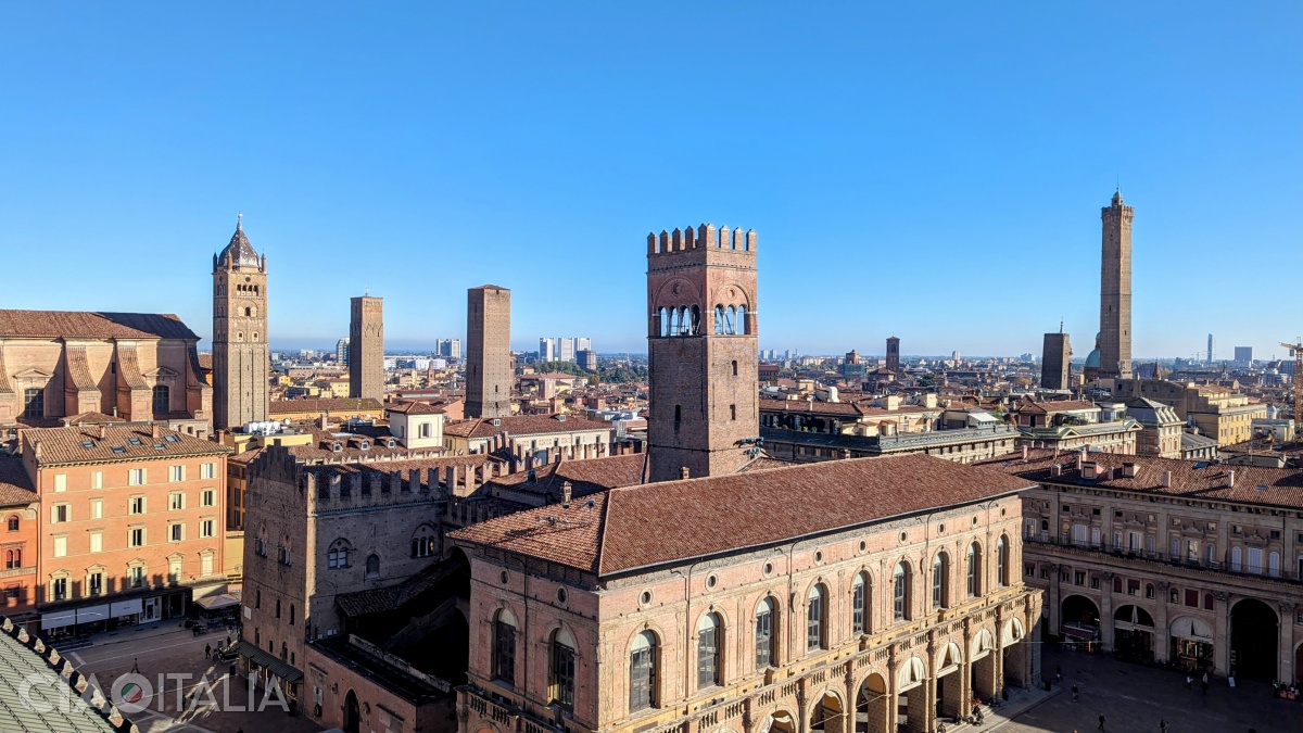 From left to right: the tower of the San Pietro Cathedral, the Prendiparte Tower, the Azzoguidi Tower, the Arengo Tower, the Garisenda Tower, and the Asinelli Tower.