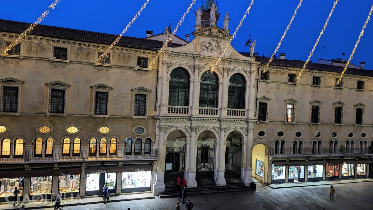 Palazzo&nbsp;del&nbsp;Monte&nbsp;di&nbsp;Piet&agrave;,&nbsp;with&nbsp;the&nbsp;Church&nbsp;of&nbsp;San&nbsp;Vincenzo&nbsp;in&nbsp;the&nbsp;center