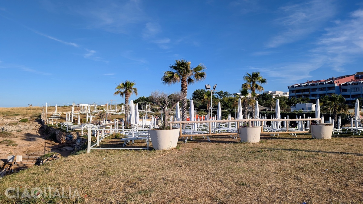 Next to the cove, there is a beach bar with sun loungers and umbrellas.