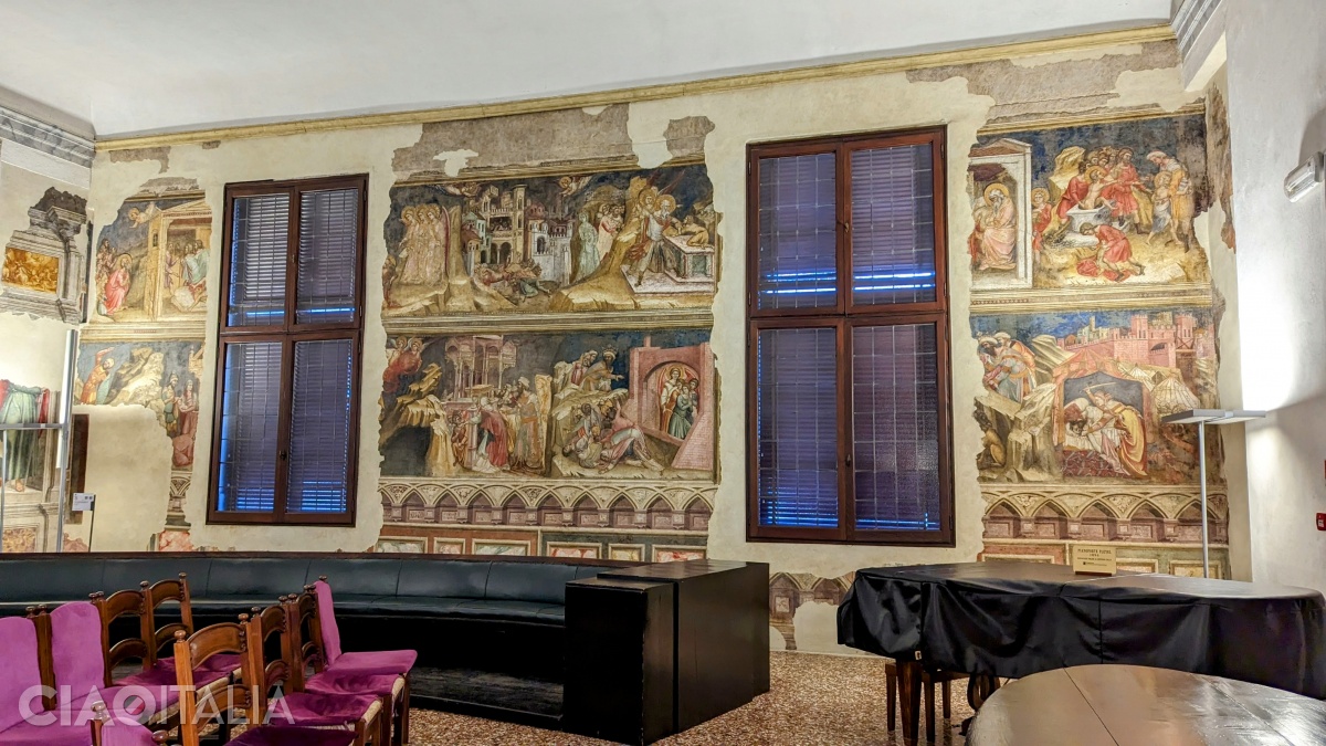 In the former chapel of the Carrarese Palace, frescoes painted by Guariento di Arpo are still preserved.
