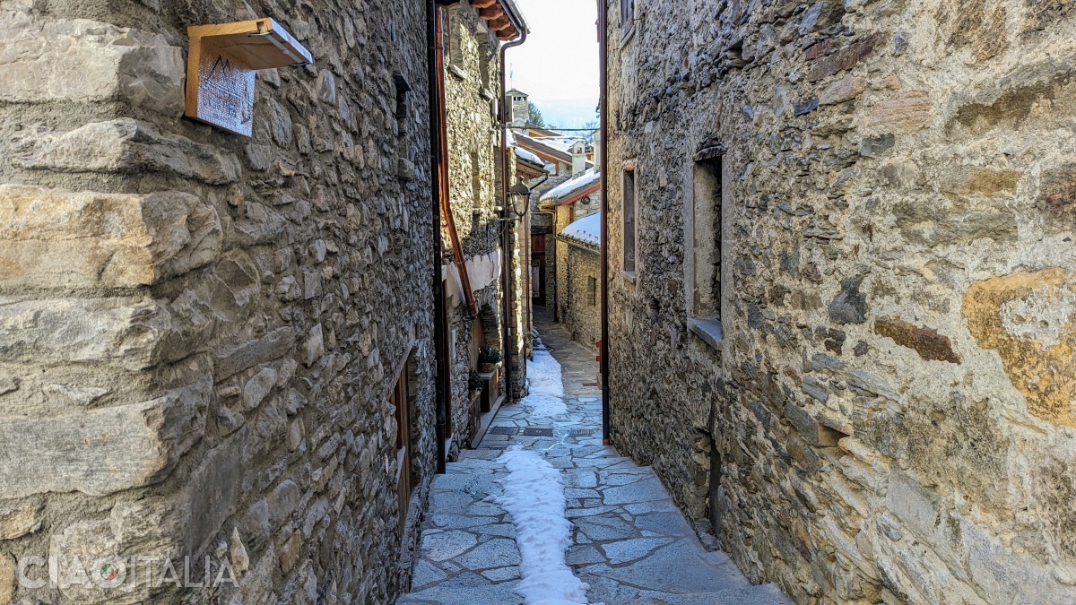 The stone houses line narrow streets.