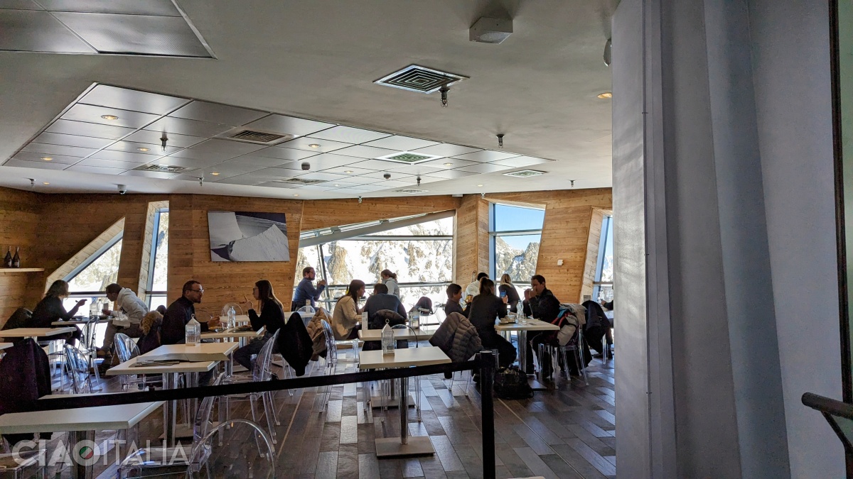 At the bistro at Punta Helbronner, you can enjoy a snack at high altitude.