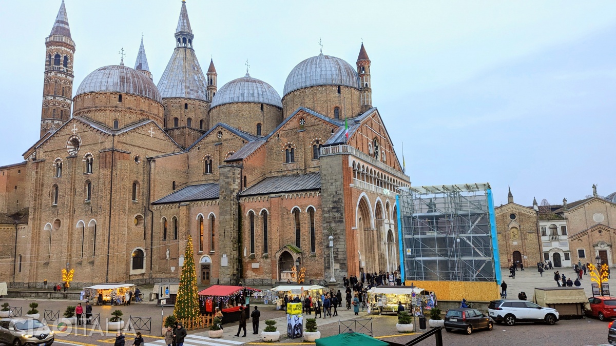 In front of the church stands the statue of the condottiero Gattamelata, created by Donatello (under restoration at the time of our visit).