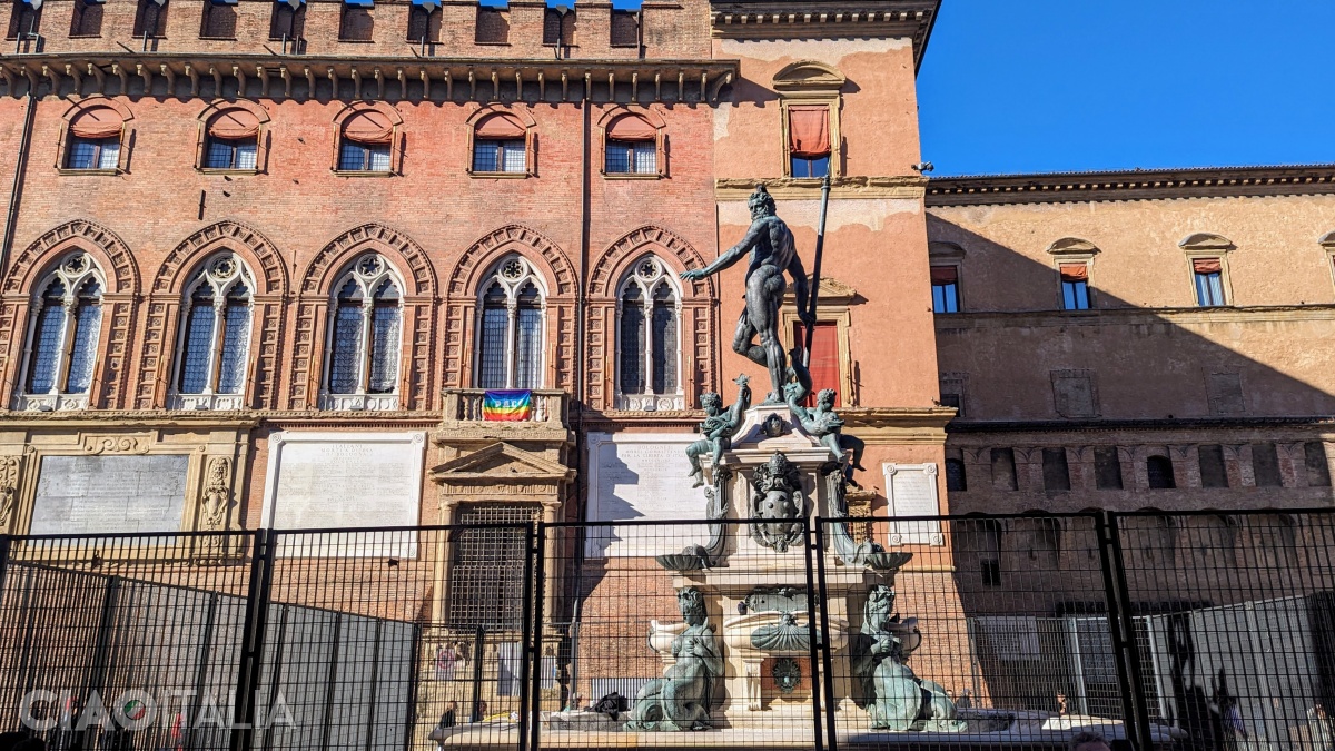 Beneath Neptune are four cherubs representing four rivers, and at the base of the statue stand the sea nymphs.