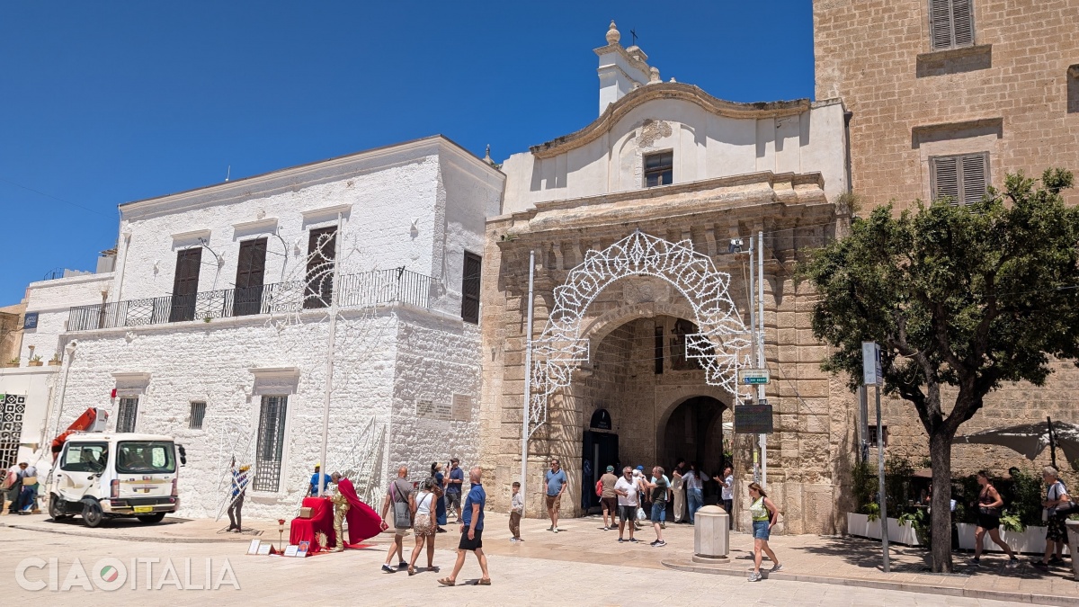 The Arco Marchesale connects the newer part of Polignano a Mare with its historic center.