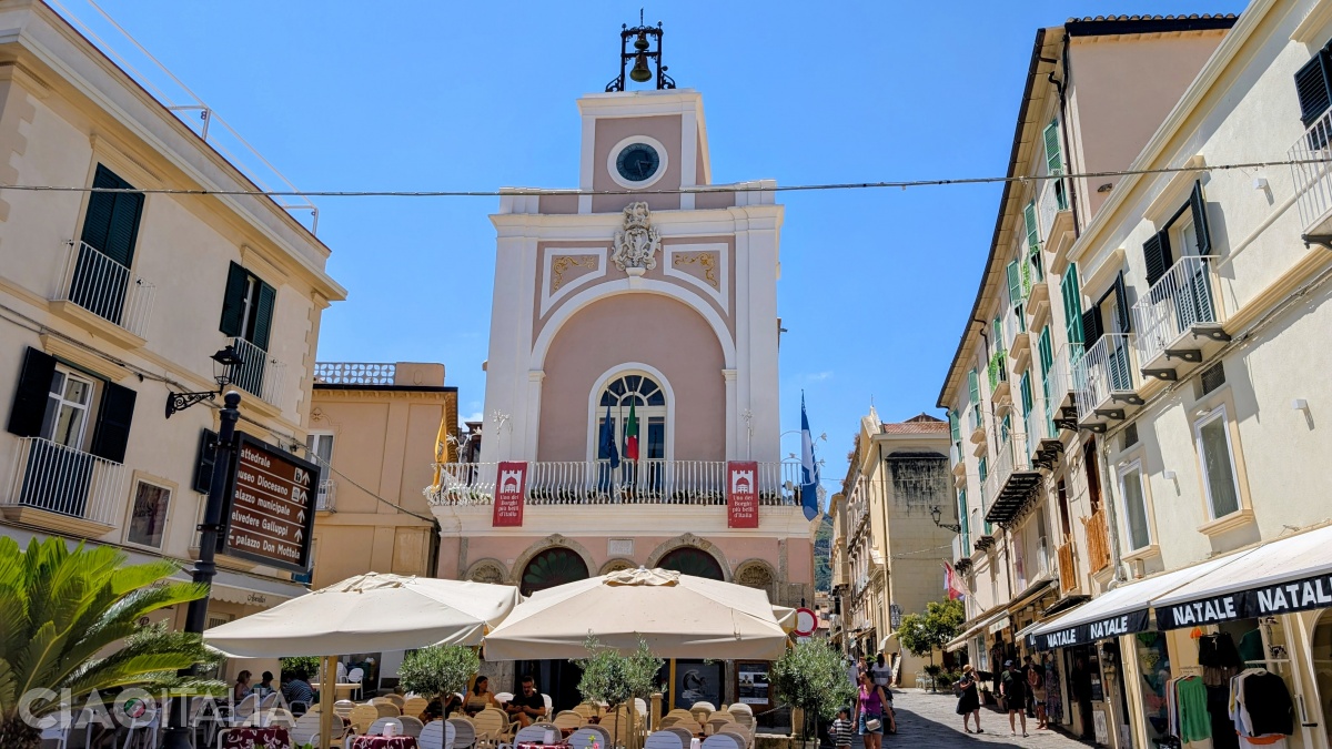 The Sedile dei Nobili Palace, with the old coat of arms of the town