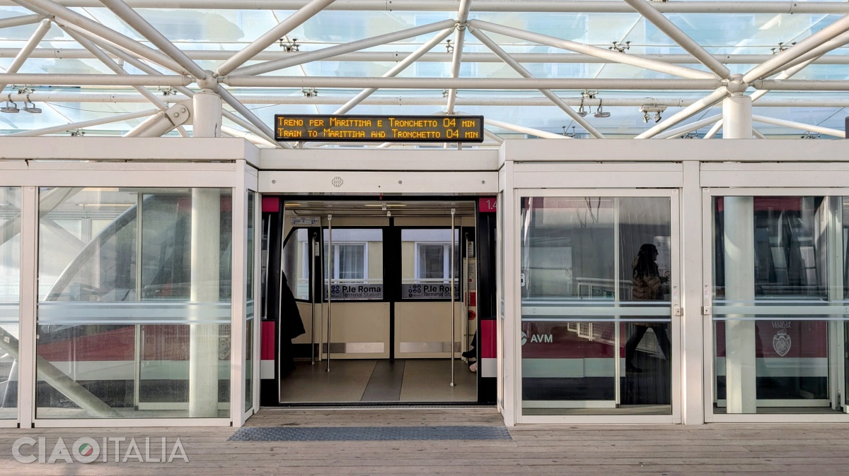 The People Mover trains connect Tronchetto, Stazione Marittima, and Piazzale Roma.